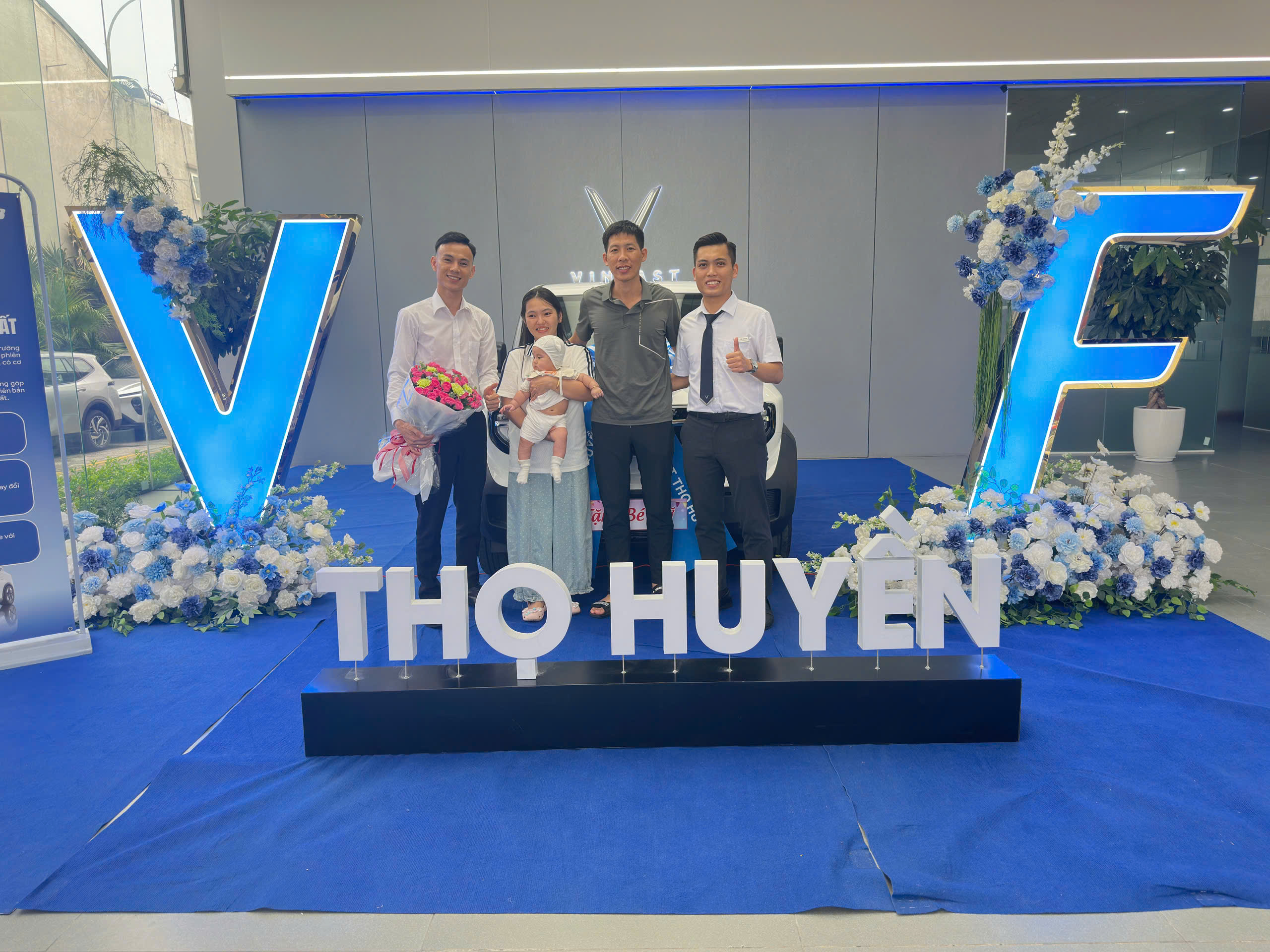 Khách hàng nhận xe tại Vinfast Thọ Huyền 2